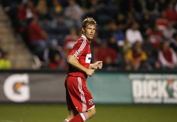 从草皮到看台：建一个标准足球场每平方米要花多少钱？