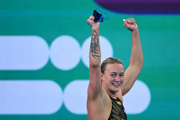 泳池派对热舞！美女水中曼妙舞姿惊艳全场